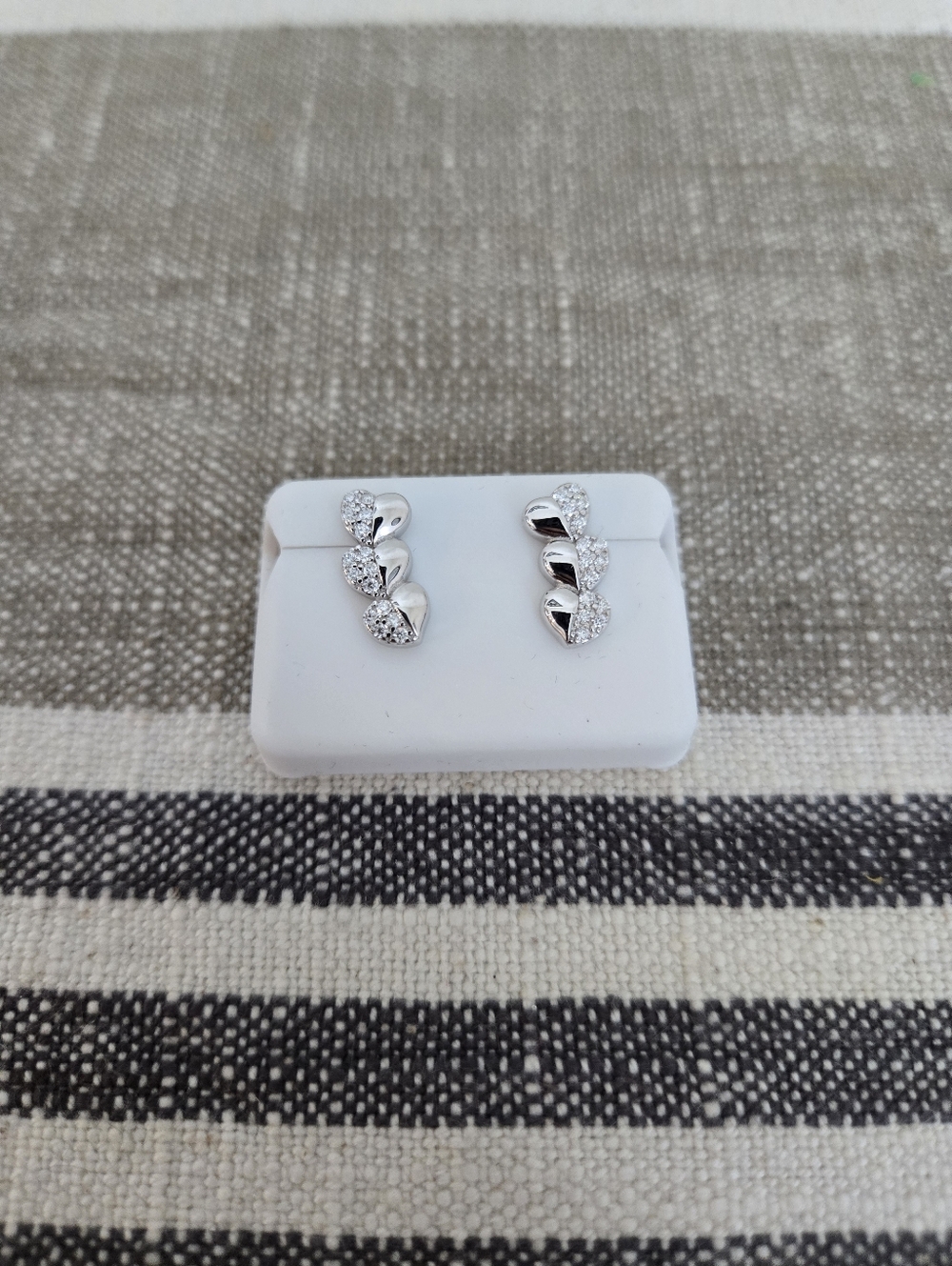 Moissanite 0.5CTW NWT 925 Silver Heart Push Back Earrings - Picture 3 of 7